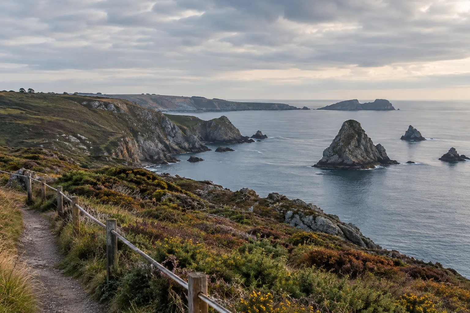 Sentier côtier de la presqu’île de Crozon face aux falaises et aux rochers de Pen-Hir.